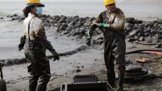 Derrame de petróleo: pescador denuncia que  limpieza de playas por parte de Repsol es “un engaño” 