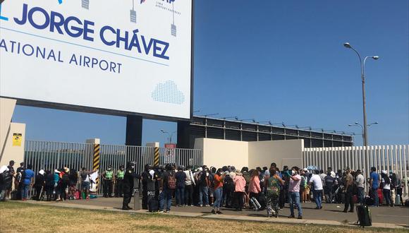 Pasajeros varados en el aeropuerto Jorge Chávez. (Foto: Perú21)