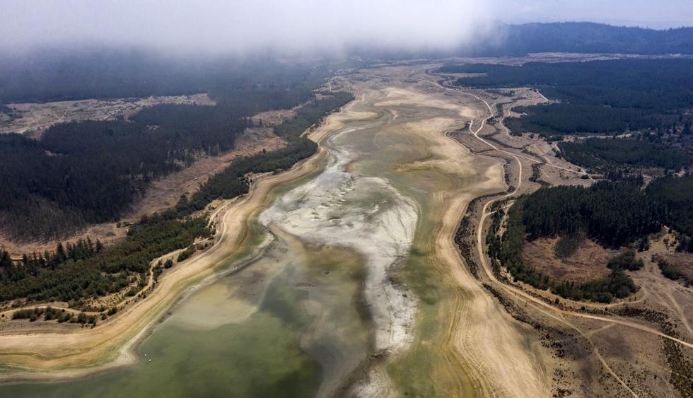 Con caudales de ríos en mínimos históricos y embalses secos, la sequía golpea a la zona central de Chile, donde las comunidades locales se vuelven más vulnerables al coronavirus. (MARTÍN BERNETTI / AFP).