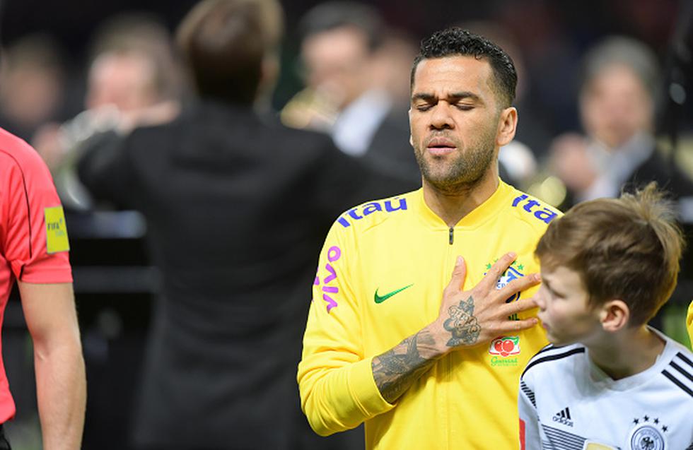 Alves sufrió una distensión en el ligamento cruzado anterior de su rodilla derecha y será una gran ausencia en el próximo Mundial. (GETTY IMAGES)