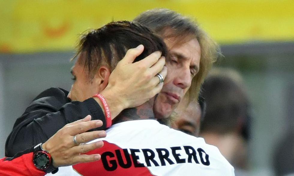 Gareca se da un abrazo con Guerrero en uno de sus goles. (AFP)
