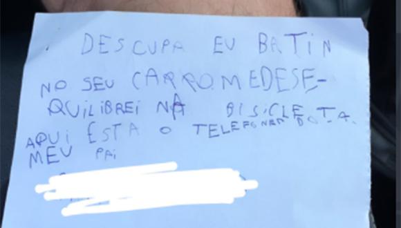 Este fue el mensaje que dejó el pequeño Benicio luego de rayar el vehículo estacionado de su vecino. | Foto: @cecastilhos/Twitter