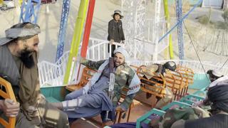 Afganistán: Los talibanes continúan divirtiéndose en los parques de atracciones