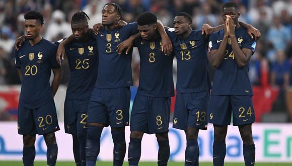 Kingsley Coman, Eduardo Camavinga, Axel Disasi, Aurelien Tchouameni, Youssouf Fofana e Ibrahima Konate lamentan su derrota ante Argentina. (Photo by Kirill KUDRYAVTSEV / AFP)