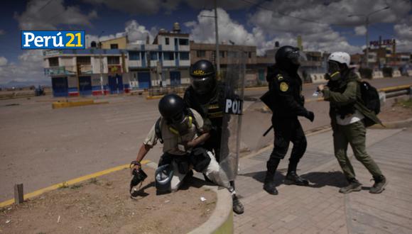 Fotoperiodista de la agencia internacional EFE fue agredido por policías durante el enfrentamiento entre fuerzas del orden y manifestantes en el aeropuerto de Juliaca. (Foto: Juan Mandamiento /Twitter)