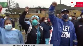 Trabajadores de salud protestan fuera del Congreso exigiendo aprobar ley para pasar los contratos CAS COVID a CAS