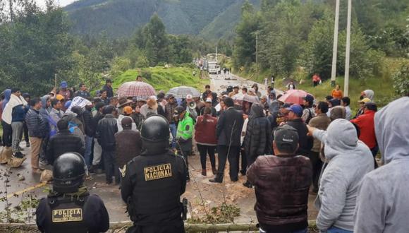 Chincheros acata paro de 48 horas contra gestión de gobernador regional de Apurímac y bloquean vía dejando varados en cientos de pasajeros