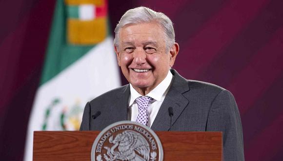 El presidente de México, Andrés Manuel López Obrador, sonríe durante una conferencia de prensa en la Ciudad de México, el 22 de febrero de 2023. (Foto de Presidencia de México / AFP)