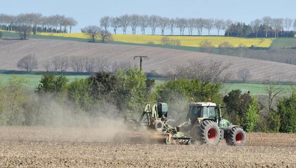 Un agricultor ara un campo en abril de 2018 cerca de la ciudad de Saverdun, en el sur de Francia. (Foto: AFP)
