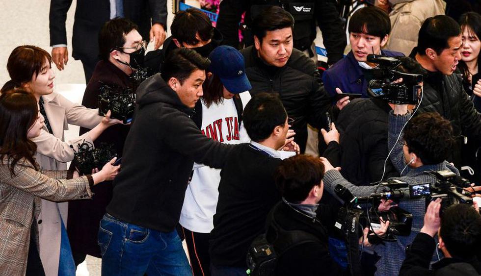 La estrella de K-pop Jung Joon-young rodeada de reporteros cuando llega al aeropuerto internacional de Incheon. (Foto: AFP)