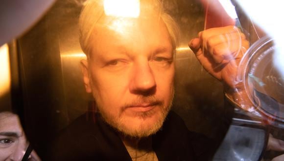 El fundado de WikiLeaks, Julian Assange, abandona la Corte de Magistrados de Westminster en Londres, Gran Bretaña, en una aparición anterior el 13 de enero de 2020. (Foto: Reuters