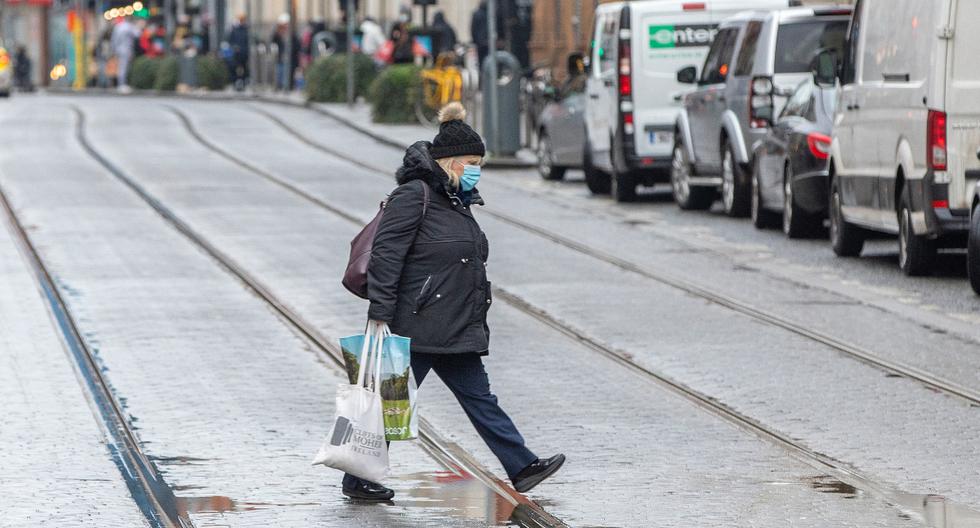 Los peatones compran antes de un nuevo bloqueo por coronavirus en Dublín, Irlanda, el 31 de diciembre de 2020. (PAUL FAITH / AFP).