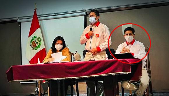 Arturo Cárdenas es el secretario de organización de Perú Libre. En la foto aparece al lado del dueño del partido, Vladimir Cerrón. (Foto: Facebook)