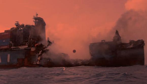 Varios heridos dejó choque entre destructor estadounidense y barco de carga. (Composición)