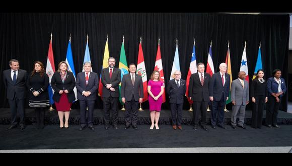 La ministra canadiense de Exteriores, Chrystia Freeland, posa junto a los asistentes a la inauguración de la reunión de emergencia del Grupo de Lima celebrada en Ottawa (Canadá), este lunes. (Foto: EFE)