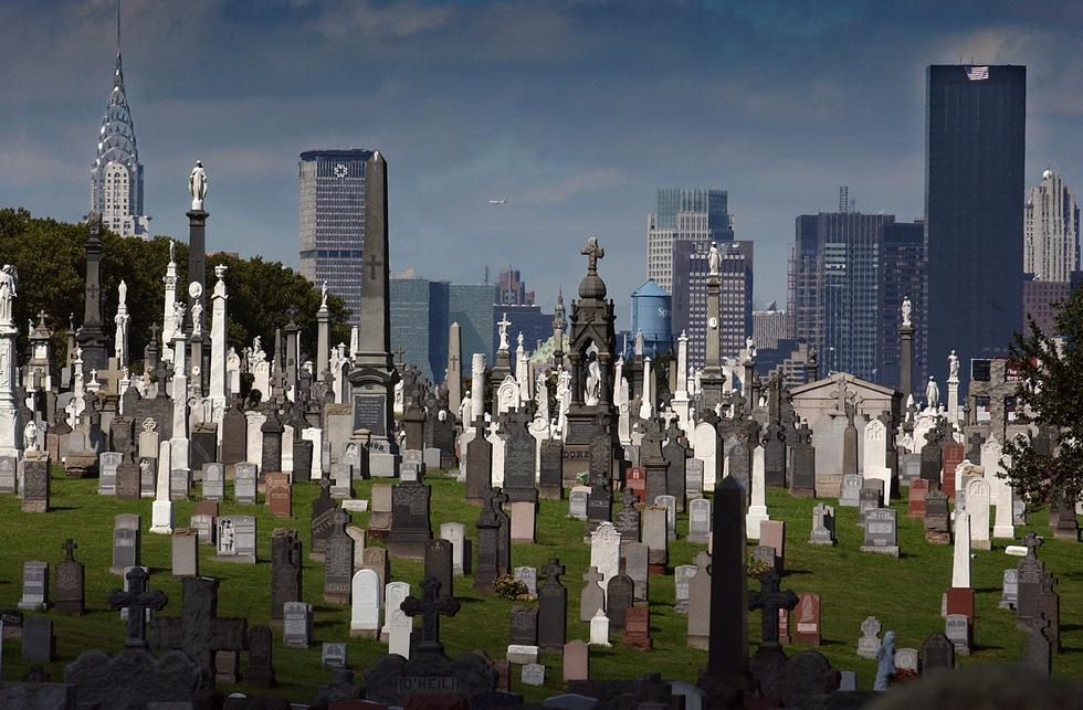 Photo prise le 26 septembre 2001 � New-York d'un cimeti�re du Queens sur fond de Manhattan.  

Picture dated 26 September 2001 of a cemetery in Queens, New York, with the towers of Manhattan in the background.    AFP PHOTO ERIC FEFERBERG (Photo by ERIC FEFERBERG / AFP)