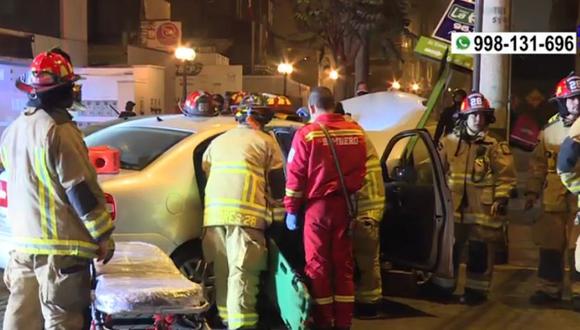 Choque de dos autos ocurrió esta madrugada en Miraflores. (Captura: América Noticias)