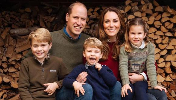 Los duques de Cambridge en su postal de 2020 donde posaron en su finca de Norfolk junto a su hijos Jorge, Carlota y Luis. Este año eligieron una locación a kilómetros de distancia. (Foto: @dukeandduchessofcambridge / Instagram)
