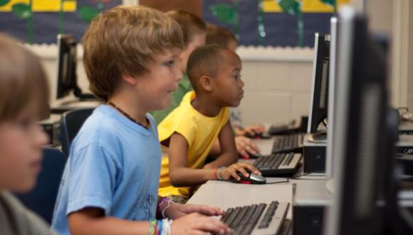 El uso de computadoras, sean laptop o de escritorio, se está convirtiendo en imprescindible para los escolares. (Foto: PxHere)