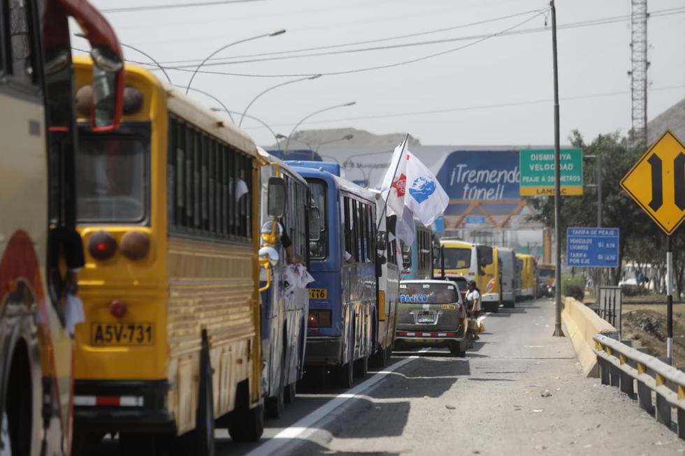 Habilitan buses para transportar a simpatizantes apristas al cementerio. (Anthony Niño de Guzmán)