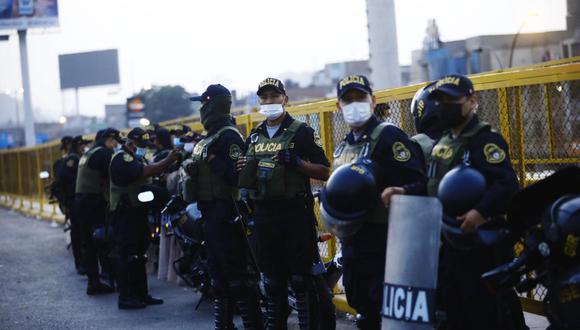 Contingente policial resguarda algunos paraderos en el toque de queda en Lima y Callao. Fotos: César Grados/@photo.gec
