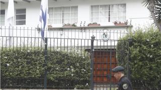 Alan García cumple su quinto día en embajada y así informan los medios de Uruguay [FOTOS]