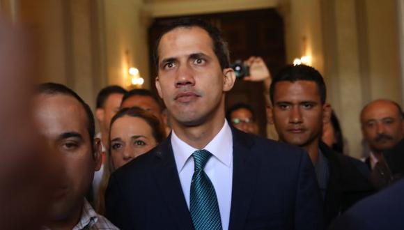 Tras ser reconocido el lunes como presidente encargado por una veintena de países europeos, Guaidó ha tomado a la ayuda humanitaria como un nuevo reto. (Foto: EFE)