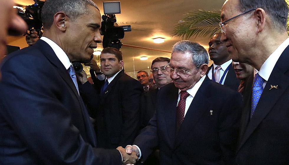 1. El apretón de manos entre Barack Obama y Raúl Castro. (AFP)