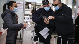 Francia impone un test PCR obligatorio para entrar en el país por avión 