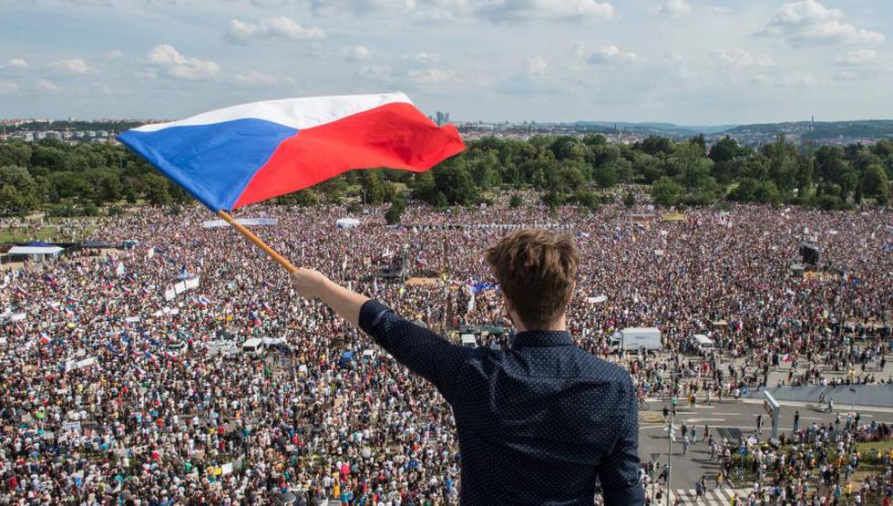 Praga: Cientos de miles exigen la renuncia del primer ministro de República Checa. (AFP)