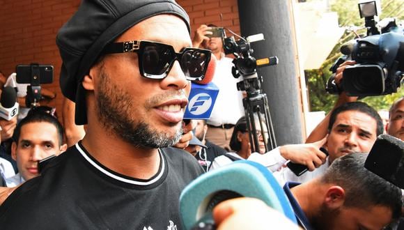 Ronaldinho Gaucho fue detenido en Paraguay por tratar de ingresar al país con pasaportes falsos. (Foto: AFP)