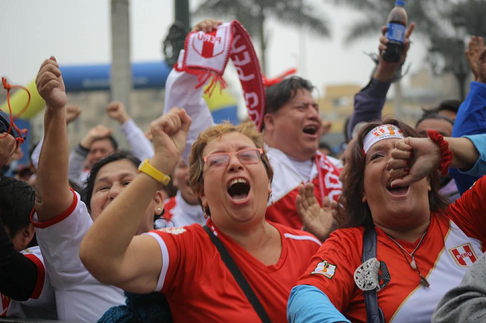 Hinchas gozan con el partido Perú vs. Australia en la Plaza de Armas de Lima. (Luis Centurión)
