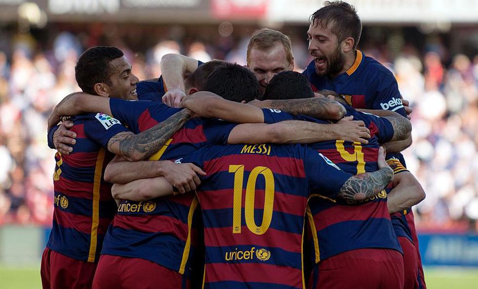 Barcelona goleó 3-0 a Granada con triplete de Luis Suárez y se coronó campeón de la Liga española. (AFP)