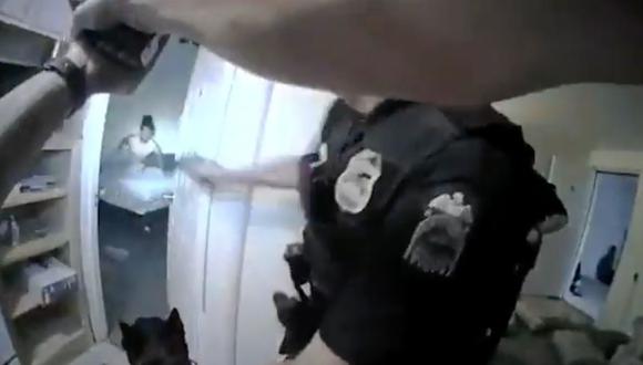 Un video de la cámara fijada al cuerpo de uno de los policías, quien portaba la orden de detención, muestra a un oficial y a su perro abriendo la puerta de una habitación y luego disparando casi de inmediato. (Foto Departamento de policía de Ohio)