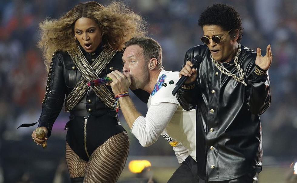 Super Bowl: Coldplay, Beyoncé y Bruno Mars cantaron abrazados en el medio tiempo del partido. (EFE)