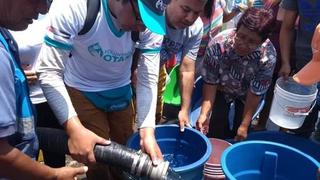 Jóvenes del voluntariado OTASS participan en repartición de agua potable ante emergencia en Ilo