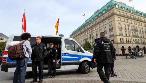 La policía confirmó un ataque incendiario contra el vehículo de la marca Skoda hacia las dos de la madrugada en el barrio de Berlín-Charlottenburg. (Foto: EFE)