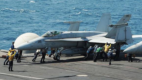 Un cazabombardero F/A 18 está a cargo de los ataques. (AFP)