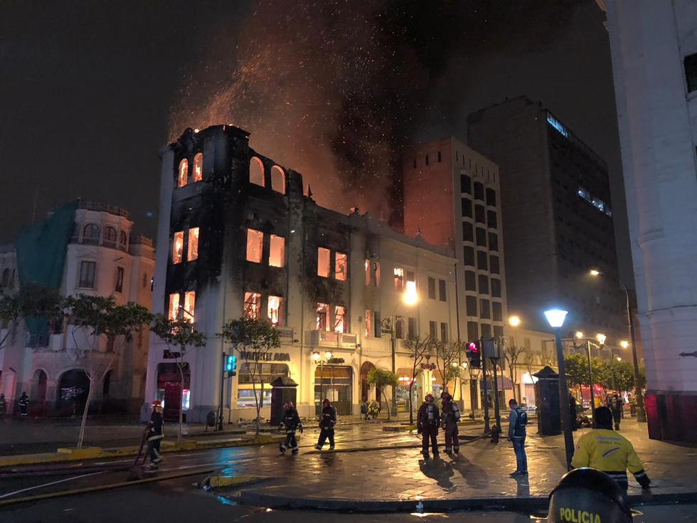 Incendio en Norkys de Plaza San Martìn es de código 5. (Carlos Viguria / Perú21)