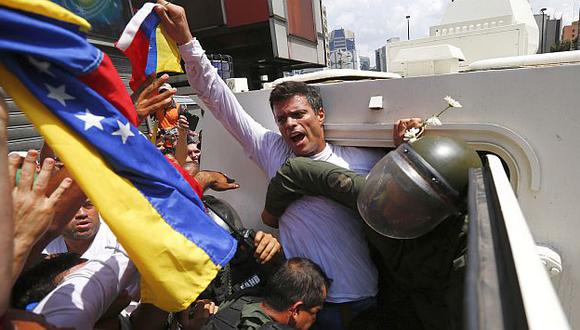Venezuela: Leopoldo López se entrega a la Guardia Nacional. (Reuters)