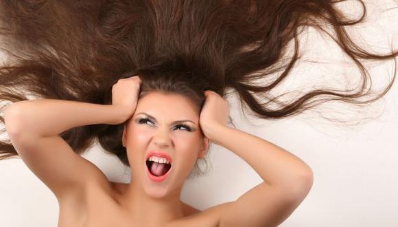 La humedad del ambiente no hidrata el cabello. Es un mito. Al contrario, puede dañarlo profundamente.(USI)