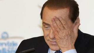 "Berlusconi tocaba a las chicas mientras simulaban sexo oral con estatua"