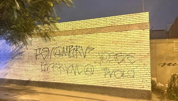 Vecinos de Surco denuncian pintas de hinchas de Universitario. (Foto: captura)