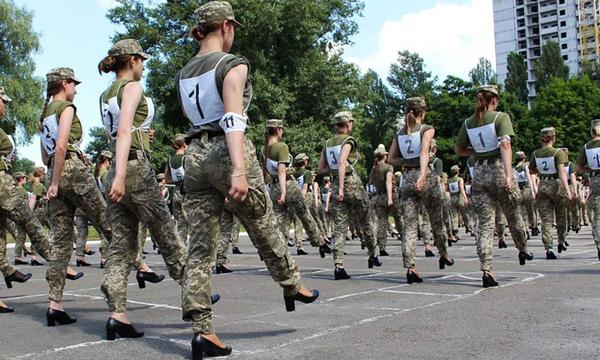 Ucrania | Polémica por zapatos con tacón para mujeres soldados | nndc |  MUNDO | PERU21
