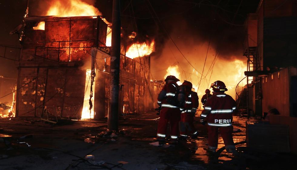 Incendio registrado en la zona de Cantagallo, en el Cercado de Lima. Los bomberos reportaron el deceso de un menor de edad. (Foto: José Caja)