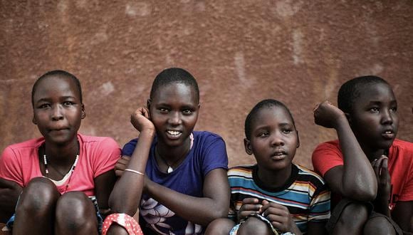 Los estudiantes de la escuela primaria Kalas Girl, que alberga a niñas escapadas de la mutilación genital femenina. (AFP)