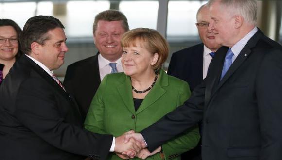 Angela Merkel con Horst Seehofer y Sigmar Gabriel. (AP)