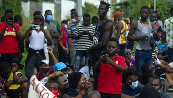 Migrantes haitianos y centroamericanos protestan frente a la Estación Migratoria Siglo XXI, en Tapachula, estado de Chiapas, México. (Foto: CLAUDIO CRUZ / AFP)