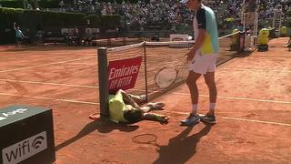 Cristian Garín avanzó a octavos de final del Masters de Roma, pero sufrió accidente [VIDEO]
