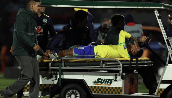 El delantero brasileño no pudo terminar el encuentro ante los charrúas tras lesionarse y salir en camilla entre lágrimas. La lesión lo dejaría fuera alrededor de 8 meses. Foto: AFP